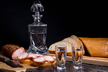 Şişe ve atış cam votka b füme et dilimleri ile