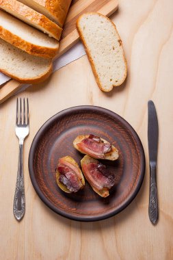 Ahşap zemin üzerine pastırma dilimlerini fırında patates. Dilimleri