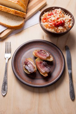 Dilim pastırma ve mutfak eşyaları woode üzerinde yemek fırında patates