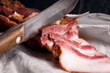 Pastırma füme ve bıçak ambalaj kağıt üzerinde şişir. Vintage natu