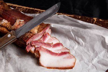 Pastırma füme ve bıçak ambalaj kağıt üzerinde şişir. Vintage natu