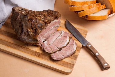 Otlar ve ahşap tahta üzerinde baharat soslu domuz eti pişmiş ve ve dilimler w