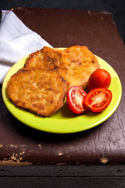 İle et ve domates Belarus yeşil plaka üzerinde patates pancakes