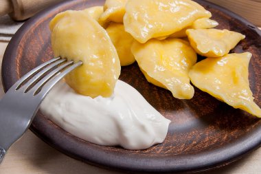 Haşlanmış varenyky veya süzme peynir ile hamur tatlısı görünümünü kapat