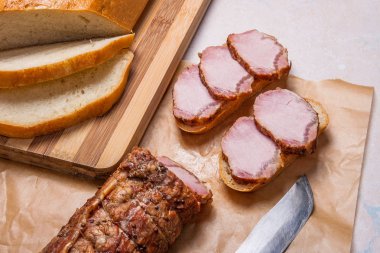 Füme dilimleri et ya da jambon kahverengi ambalaj kağıt üzerinde. Dilimler beyaz w