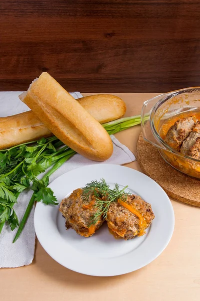 Domuz eti köfte servis beyaz buğday ekmek ile beyaz bir plaka üzerinde bir