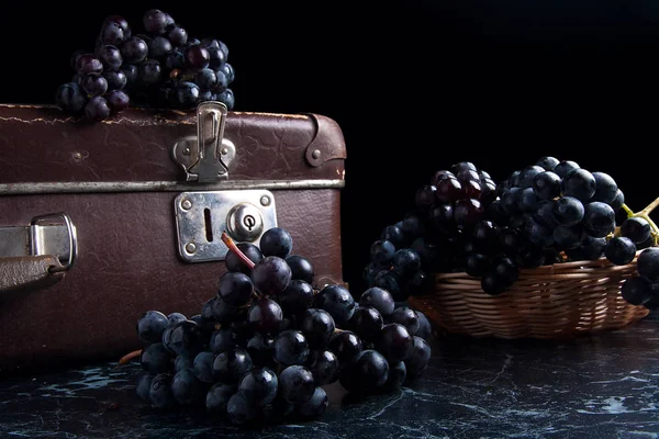 Racimo de uvas azules sobre fondo de mármol oscuro. Caso Vintage o — Foto de Stock