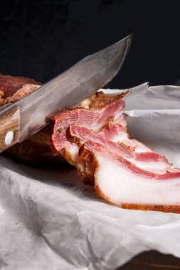 Pastırma füme ve bıçak ambalaj kağıt üzerinde şişir. Vintage natu