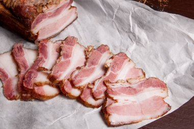 Pastırma füme ambalaj kağıt üzerinde şişir. Vintage altı bir