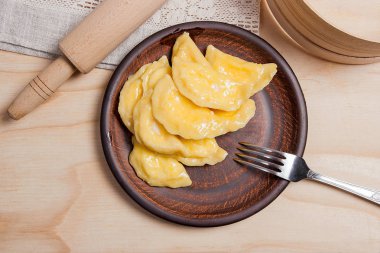 Taze haşlanmış varenyky veya süzme peynir veya lor üzerinde hamur tatlısı