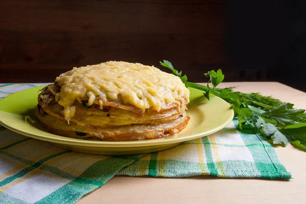 Krep pasta mantar ve tavuk eti. Geleneksel yemek f — Stok fotoğraf