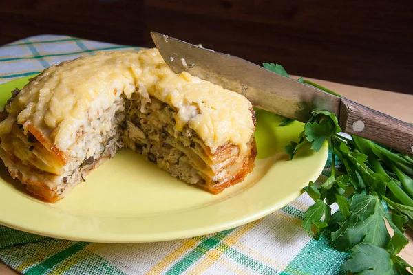 Düzenlenen krep pasta mantar ve tavuk eti görünümünü. Tra