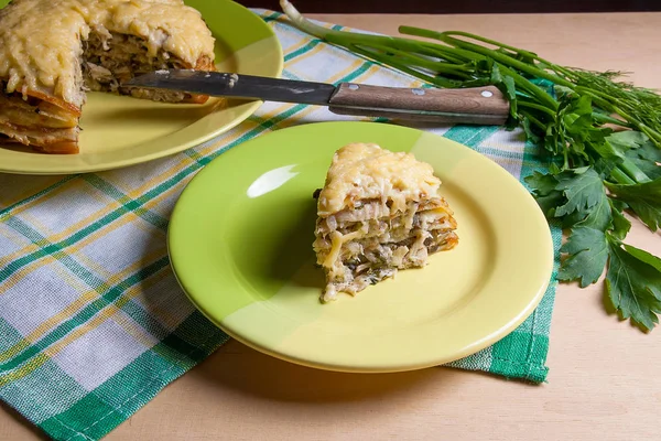 Dilim mantar ve tavuk eti yeşil p krep pasta — Stok fotoğraf