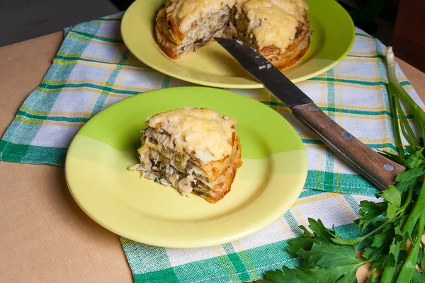 Dilim mantar ve tavuk eti yeşil p krep pasta — Stok fotoğraf