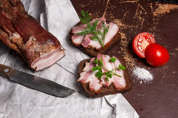 Bacon defumado com pão preto de centeio e tomates cortados na embalagem — Fotografia de Stock