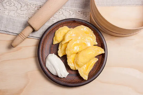 Varenyky fervido fresco ou bolinho com queijo cottage ou coalhada em — Fotografia de Stock