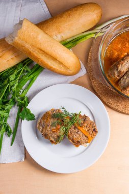 Domuz eti köfte servis beyaz buğday ekmek ile beyaz bir plaka üzerinde bir