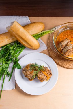 Domuz eti köfte servis beyaz buğday ekmek ile beyaz bir plaka üzerinde bir