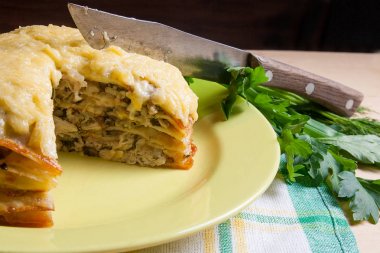 Düzenlenen krep pasta mantar ve tavuk eti görünümünü. Tra