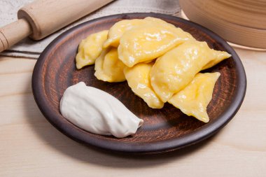 Taze haşlanmış varenyky veya süzme peynir veya lor üzerinde hamur tatlısı