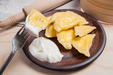 Haşlanmış varenyky veya süzme peynir ile hamur tatlısı görünümünü kapat