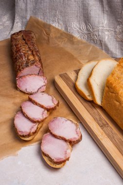 Füme dilimleri et ya da jambon kahverengi ambalaj kağıt üzerinde. Dilimler beyaz w