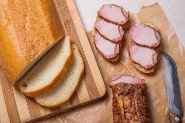 Füme dilimleri et ya da jambon kahverengi ambalaj kağıt üzerinde. Dilimler beyaz w