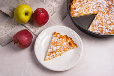 Elmalı turta ışık mermer zemin üzerine taze meyve ile.