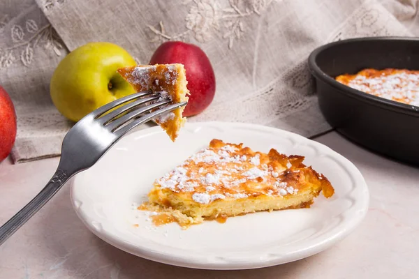 Fatia de torta de maçã caseira e garfo no fundo de mármore leve — Fotografia de Stock