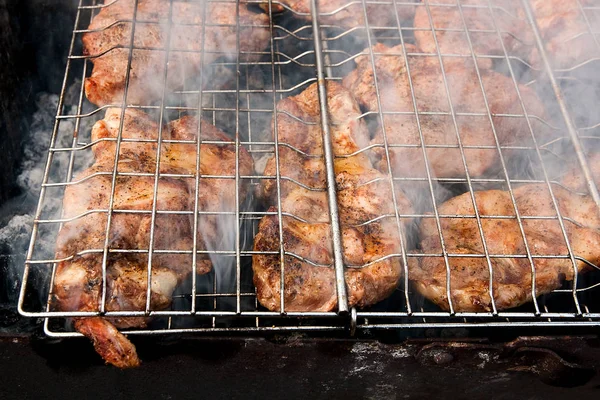 Succosa cottura della bistecca di maiale su una griglia a fiamma aperta . — Foto Stock