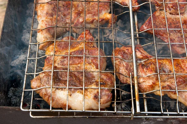 Nahsicht auf saftige Schweinesteaks auf offenem Grill — Stockfoto