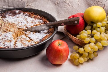 Cheesecake ışık mermer zemin üzerine taze meyve ile