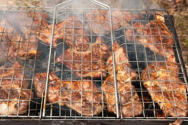 Succosa cottura della bistecca di maiale su una griglia a fiamma aperta . — Foto Stock