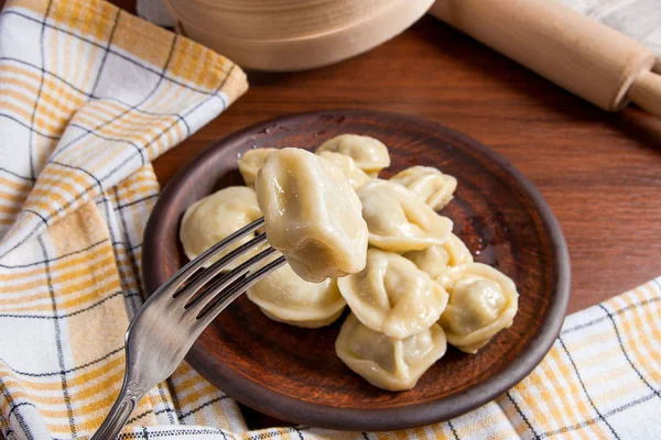 Zamknij widok gotowane mięsa dumpling na metal widelec. Serwowane w c — Zdjęcie stockowe