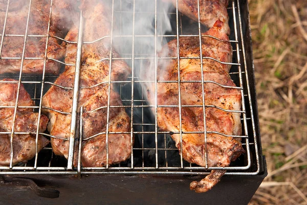 Bir açık alev ızgarada pişirme sulu domuz biftek görünümünü kapat — Stok fotoğraf