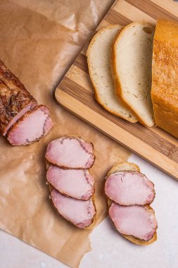 Füme dilimleri et ya da jambon kahverengi ambalaj kağıt üzerinde. Dilimler beyaz w