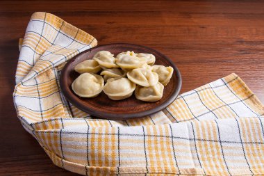 Haşlanmış Ukraynalı et köfte veya ahşap zemin üzerine mantı.