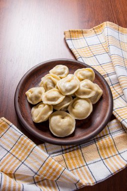 Haşlanmış Ukraynalı et köfte veya ahşap zemin üzerine mantı.