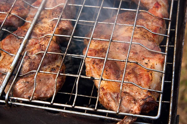 Vista da vicino della succosa cottura della bistecca di maiale su una griglia a fiamma aperta — Foto Stock