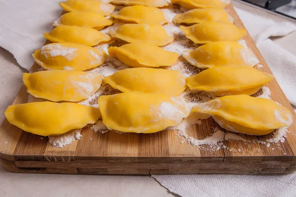 Bereit zum Kochen Vareniki, Knödel, Pierogi auf Holzschnitt — Stockfoto