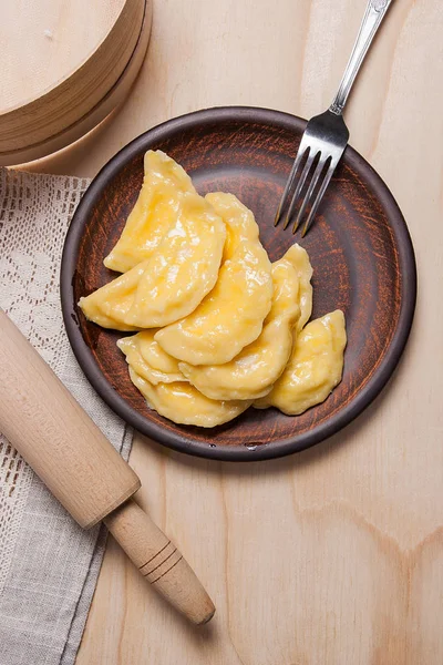 Varenyky fervido fresco ou bolinho com queijo cottage ou coalhada em — Fotografia de Stock