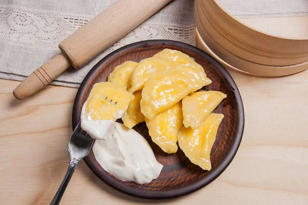 Haşlanmış varenyky veya süzme peynir ile hamur tatlısı görünümünü kapat