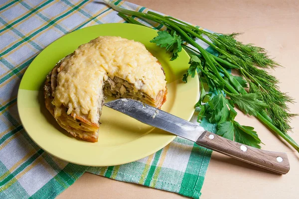 Düzenlenen krep pasta mantar ve tavuk eti görünümünü. Tra — Stok fotoğraf