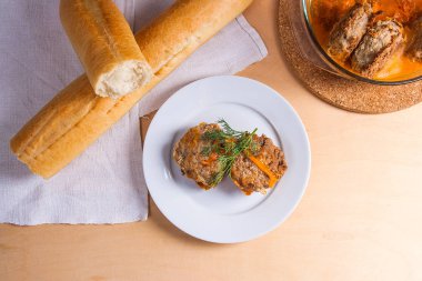 Ev yapımı köfte vegitables seramik kase, clas ile kavrulmuş