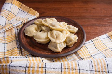 Haşlanmış Ukraynalı et köfte veya ahşap zemin üzerine mantı.