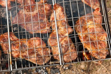 Bir açık alev ızgarada pişirme sulu domuz eti biftek.