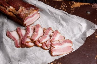 Pastırma füme ambalaj kağıt üzerinde şişir. Vintage altı bir