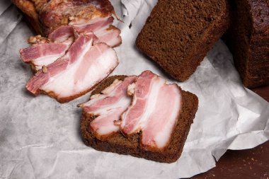 Siyah çavdar ekmeği ile pastırma füme ambalaj kağıt üzerinde şişir. V