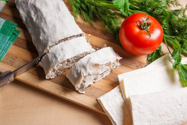 Süzme peynir o ile kesilerek pide veya lavaş parçaları rulo