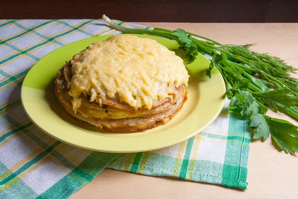 Krep pasta mantar ve tavuk eti. Geleneksel yemek f — Stok fotoğraf